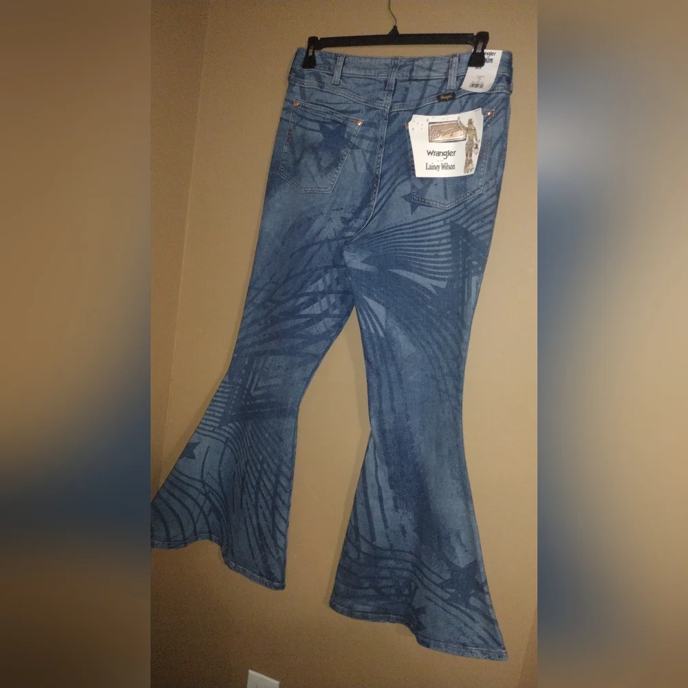 Lainey Wilson Bell Bottom Women Jeans 32"x32" - Picture 2 of 6